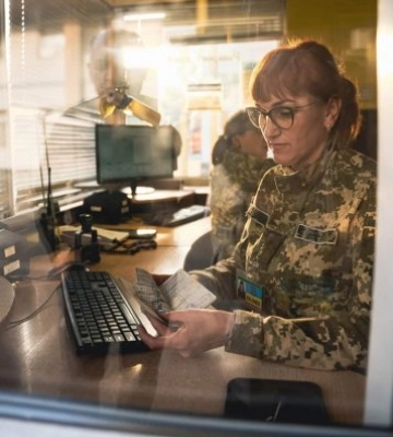 Шість чоловіків намагалися перетнути кордон з підробленими документами на Закарпатті