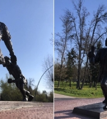 У Луцьку в центральному парку знову пошкодили кликуна-бігуна 