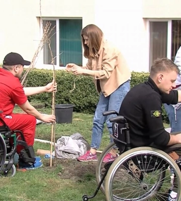 Дерева як реабілітація: у Клевані військові висадили алею сакур (ВІДЕО)