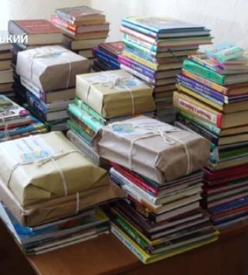 Книжки своїм: На Кіровоградщині збирають літературу українським переселенцям (відео)