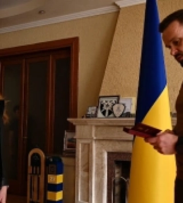 В Ужгороді дружині полеглого оборонця Маріуполя Дмитра Мазного вручили орден «За мужність»