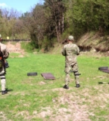 На Рівненщині поліцейські вдосконалюють навички стрільби з автоматичної зброї