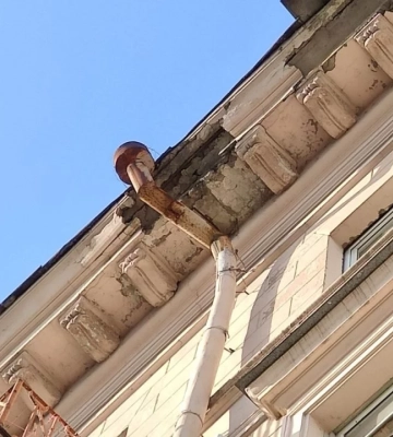 У центрі Дніпра осипається фасад будинку (Фото)