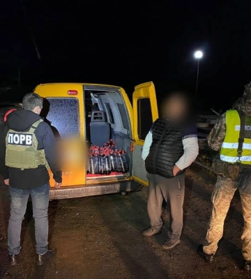 На Одещині прикордонники затримали автомобіль з великою кількістю спиртних напоїв