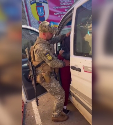 Привезли из соседнего города: СМИ пишут, что мужчин удерживают в ТЦК Одессы (видео)
