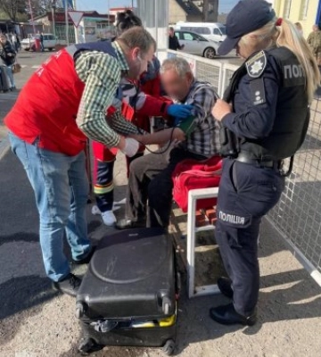 В Ужгороді посеред вулиці знепритомнів чоловік, на це надійшла поліція (Фото)