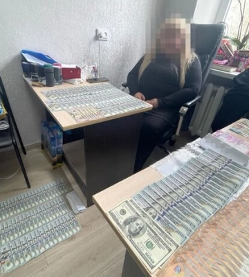 Фіктивні меддовідки ухилянтам. Фото із кабінету чиновниці показало шокуючий рівень корупції