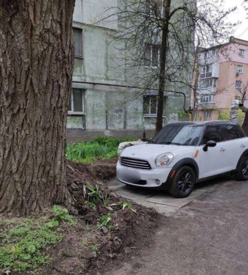У Дніпрі чоловік зробив «цар-парковку», забетонувавши зелену зону біля будинку
