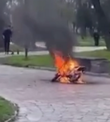 В Киевской области в парке загорелся детский мотоцикл, на котором катался мальчик: видео