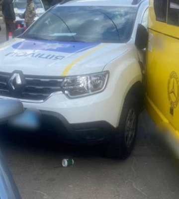 На Київщині автобус врізався в поліцейське авто, травмований правоохоронець