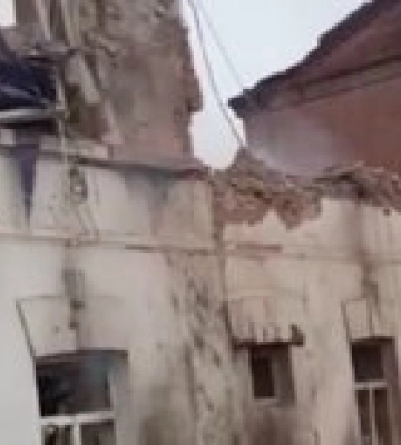 Россияне ударили по центру Купянска из С-300. Попали в музей, под завалами люди — видео