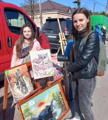 На Поліссі юна художниця з Харківщини продає картини, щоб допомогти ЗСУ