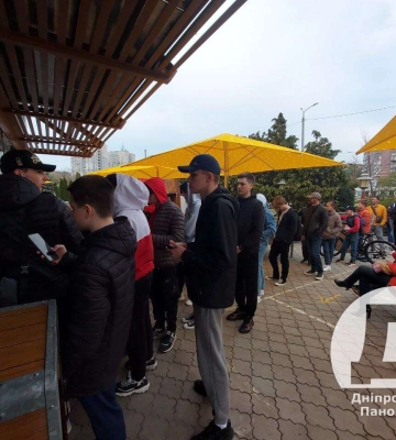 Збираються черги: у Дніпрі відкрилися заклади швидкого харчування McDonald’s (Відео)