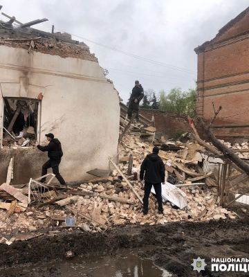 Поліція опублікувала відео, як діставали з-під завалів жінку в Куп’янську