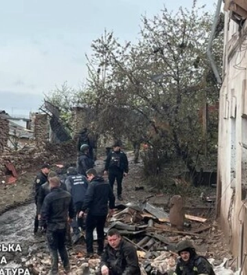 Синєгубов про ракетний удар по Куп’янську: Рятувальники дістали тіло жінки, ще одна людина під завалами. Поруч жодних військових об’єктів