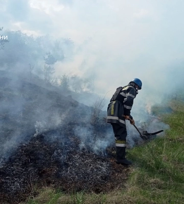 На Сумщині вогнеборці двічі ліквідовували пожежі, спричинені ворожими обстрілами