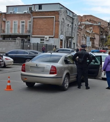Заважав руху автомобілів та втік від поліції: у Дніпрі затримали п’яного водія