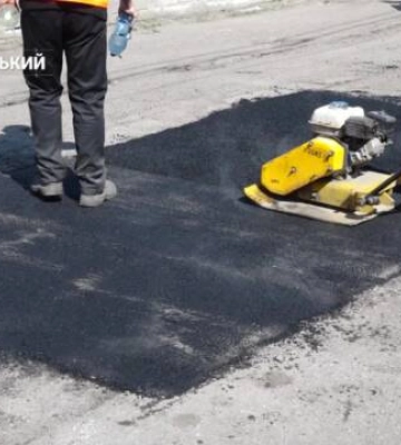 У Кропивницькому латають міжквартальні дороги гарячим асфальтобетоном (відео)