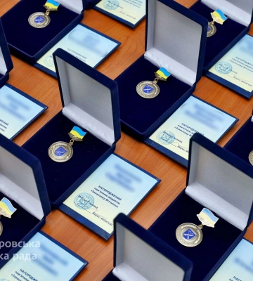 Від усіх дніпрян: Філатов вручив найвищі нагороди міськради бійцям ССО, що боронять Бахмут