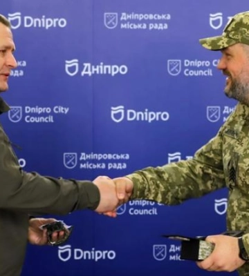 Від усіх дніпрян: Філатов вручив найвищі нагороди міськради бійцям ССО, що боронять Бахмут