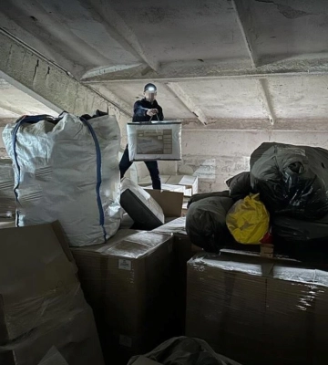 На Львівщині виявили склад із тоннами гуманітарних товарів невідомого походження: подробиці