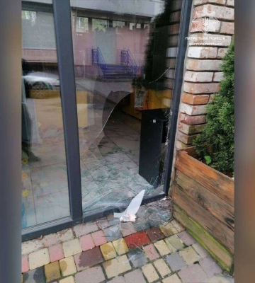 У Дніпрі двоє чоловіків розбили вікно у магазині та намагалися втекти від поліції