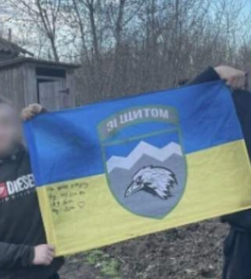 Оккупанты задержали в Мариуполе трех подростков, хранивших дома флаг Украины: их хотят судить. Фото