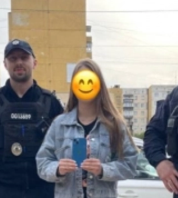 Ужгородські патрульні знайшли та повернули власниці загублений телефон