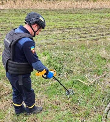 Піротехніки ДСНС продовжують розмінування території України
