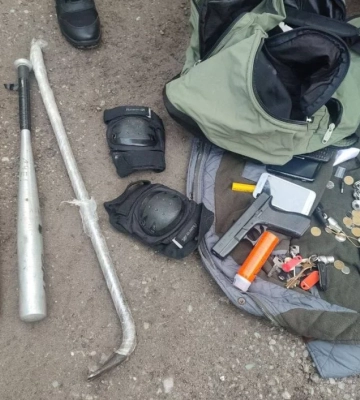 У Дніпрі затримали чоловіків на авто, які розтрощили вікно у крамниці