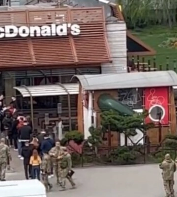 Повістка у кожному хеппі-міл: військові на відкритті МакДональдз у Дніпрі викликали ажіотаж у мережі