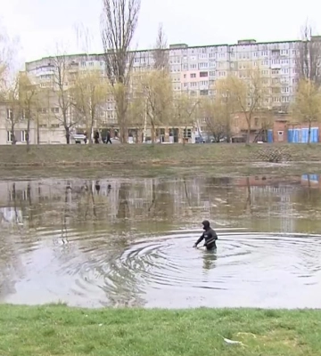 У рівненському парку &quot;Хімік&quot; почистили водойму: що дістали водолази з імпровізованого озерця? (ВІДЕО)