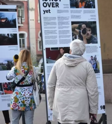 У Полтаві презентували фотовиставку The War Is Not Over Yet про злочини Росії проти українських журналістів