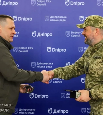 Мер Дніпра вручив бійцям ССО «Захиснику Вітчизни» та наголосив на безперервній допомозі ЗСУ