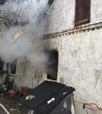 У Дніпрі більше двох годин горів приватний будинок