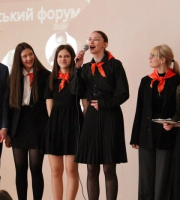 «Піонерський галстук»? У мережі спалахнув скандал через вбрання столичної школи