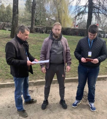Чернівецькі міграційники вперше видворили іноземця без рішення суду