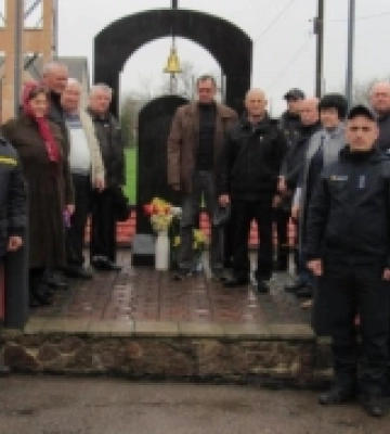 У Корці до пам’ятного знаку ліквідаторам і постраждалим від наслідків аварії на Чорнобильській АЕС поклали квіти