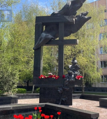 У Полтаві поклали квіти до пам’ятного знаку «Жертвам Чорнобильської катастрофи»