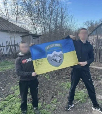 За зберігання українського прапора окупанти у Маріуполі судитимуть підлітків