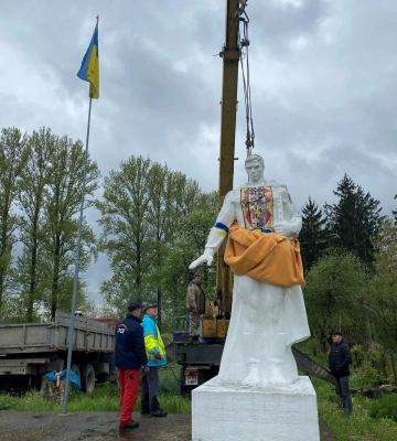 Вишиванка не врятувала: на Львівщині знесли пам&#039;ятник радянському солдату, - ФОТО