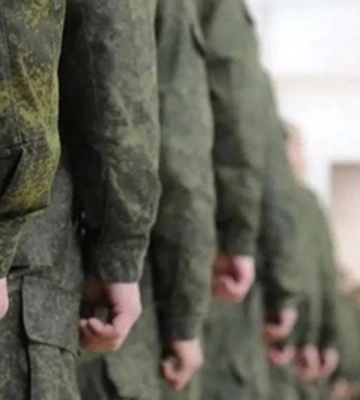 У РФ почали роздавати повістки з загрозами за неявку до військкомату, а також планується прискорений випуск лейтенантів з училищ  