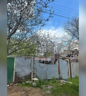 В Днепре мужчина напал на энергетиков и кинул коктейль Молотова в их служебный автомобиль