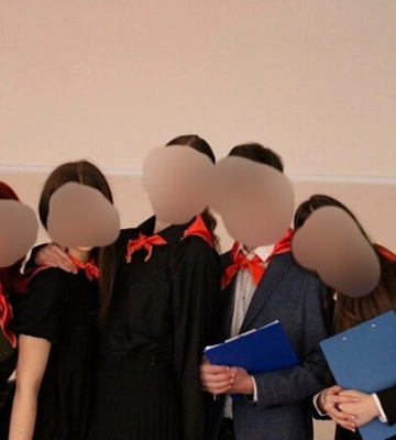 В Киеве школьники выступили в форме, похожей на пионерскую