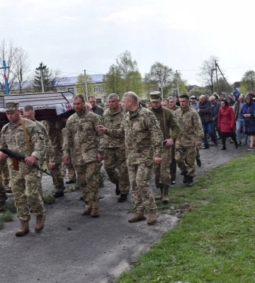 На Волині сотні людей провели в останню путь 31-річного Героя Віталія Макарчука