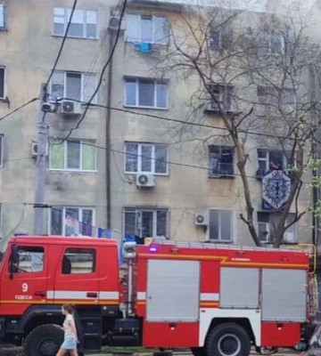 Під час пожежі в одному з районів Одеси загинуло дві людини: трьох дітей врятували