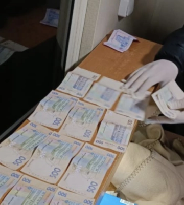 Встановили таксу за проїзд через кордон авто з товаром: ще одному волинському митнику повідомлено про підозру