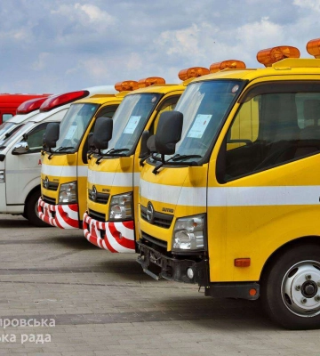 Японське місто Осака передало Дніпру спецмашини і комунальну техніку