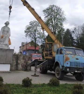 На Львівщині знесли два пам&#039;ятники радянським окупантам