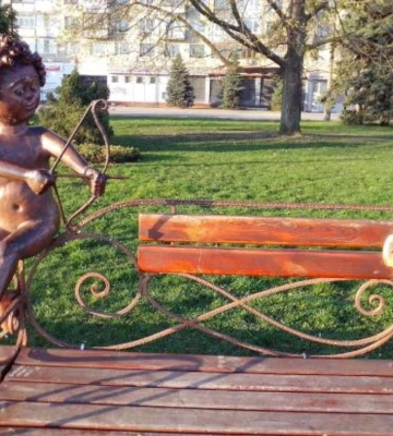Унікальні локації Дніпра. Найдовша лавочка в країні, незручне крісло та щасливі меблі ювеліра: де побачити та посидіти (Фото)